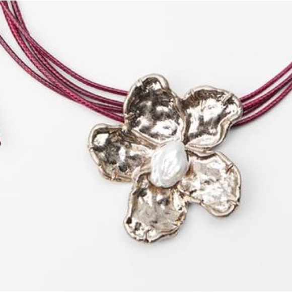 ZARA Flower Necklace with Freshwater Pearl Accent. Brand new! - Picture 4 of 4